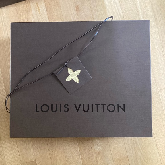 Authentic Large Louis Vuitton gift box - 45 x 37 cm - Picture 2 of 8